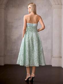 MOTF Soiréza Đầm dạ hội midi không dây vai, không tay màu xanh bạc hà thanh lịch – chất liệu satin dệt jacquard sóng 3D với phần thân trên thắt eo, kiểu dáng ôm sát và dáng chữ A | Lý tưởng cho các buổi tiệc trang trọng, đám cưới, dạ hội, đêm giao thừa và các sự kiện trang trọng. - màu xanh lá - Xem 3