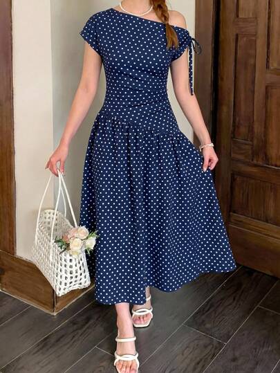 SHEIN Đầm trẻ em/thiếu nữ màu xanh hải quân in chấm bi, thiết kế lệch vai, xếp ly, thắt nơ, eo chun, kiểu dáng thanh lịch, thích hợp cho các hoạt động mùa xuân/hè.