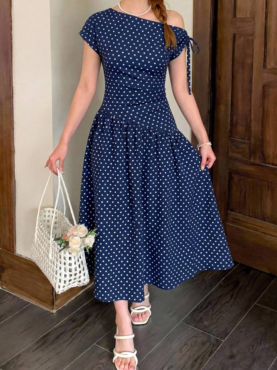 SHEIN 儿童/少女藏蓝色波点印花斜肩褶皱蝴蝶结松紧腰休闲优雅连衣裙，适合春夏外出穿着 - 寶藍色 - 查看 1