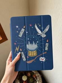 HARRY POTTER X SHEIN 透明亚克力三折双面印刷魔幻水晶球图案彩绘保护套，兼容 iPad Mini 6/ Mini 7/10.5/10.2/Air 4/Air 5/10.9/Pro 11/10/2024 Air 11 (M2)/Pro 11 (M4) 2024/Air 11 英寸 (M3) 2025/iPad (A16) 11 英寸第 11 代 2025 款。高透明度保护套，产品不含触控笔。部分型号在框架内设有内置触控笔插槽。 - 彩色 - 查看 4