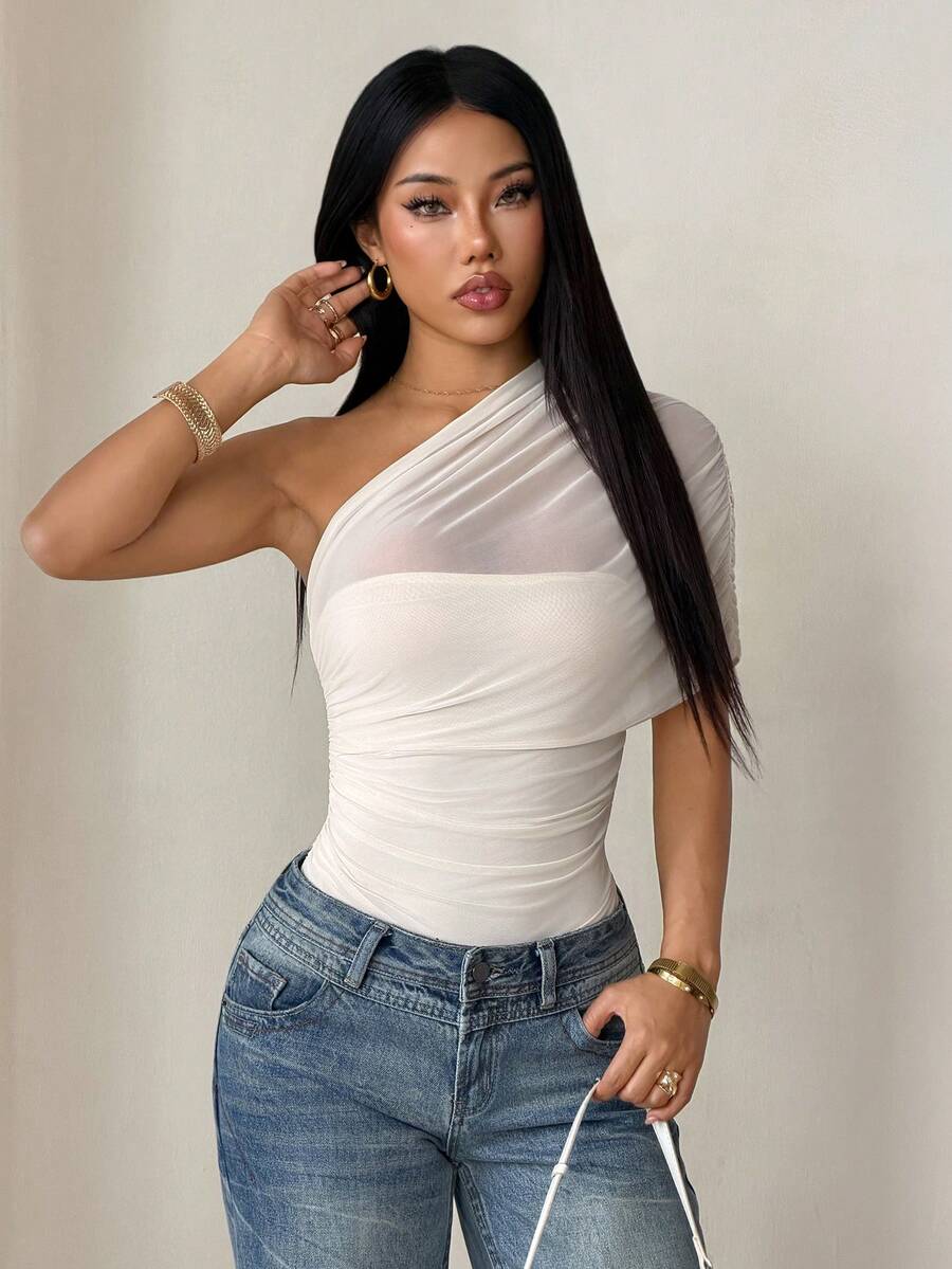 SHEIN PETITE 杏色不对称肩部女士优雅连体衣,简约基础款修身连体衣,秋冬连体衣,杏色上衣,透视裹身褶皱肩部衬衫式连体衣 - 米色 - 查看 1