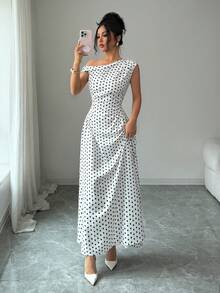 SHEIN Elenzya 春夏新款优雅女士白色底黑色波点单肩斜领长款收腰休闲度假沙滩连衣裙，适合情人节、约会、派对、日常外出、用餐等场合。 - 黑與白 - 查看 5