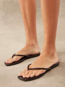 SHUZIA Sandal Jepit Wanita Model Kotak dengan Ujung Melengkung, Minimalis, Sol Dalam Empuk, Warna Kopi Premium – Sederhana & Nyaman - Coffee Brown - View 2