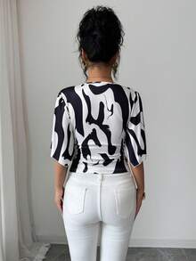 Selianne 优雅浪漫不规则喇叭袖交叉V领几何印花短款女式上衣T恤 - 彩色 - 查看 2