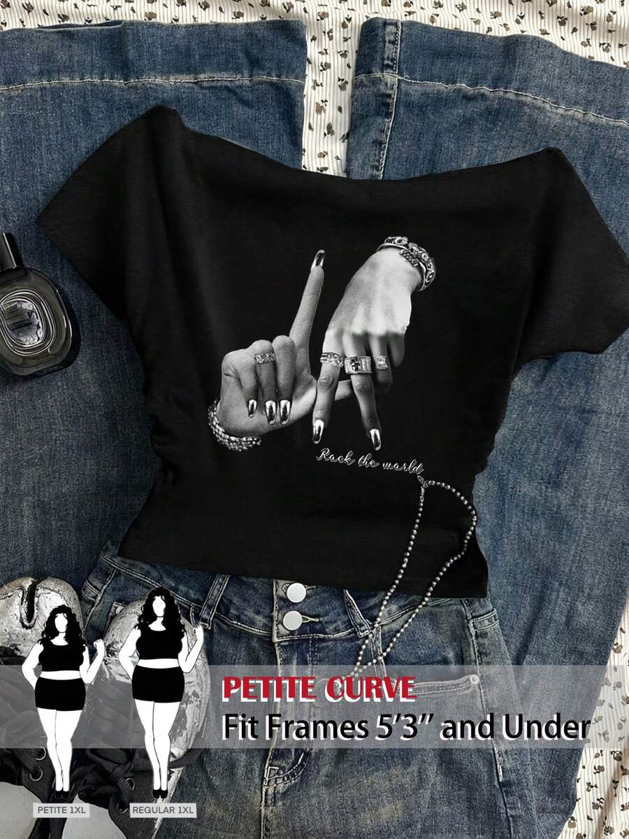 SHEIN PETITE CURVE 大码女式休闲简约复古朋克Y2K百搭派对机场装,黑白环形英文印花,露肩褶皱紧身短袖T恤,夏季舒适 - 黑色 - 查看 1