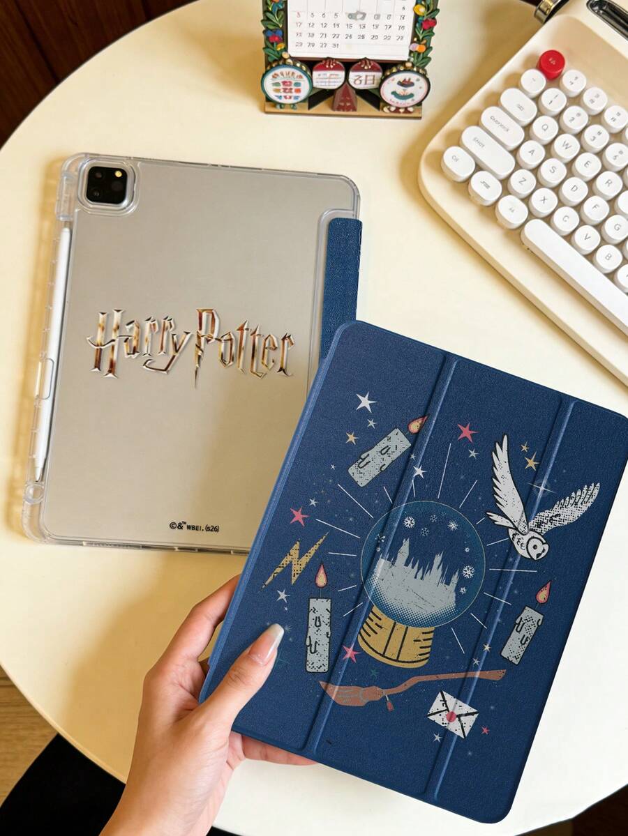 HARRY POTTER X SHEIN 透明亚克力三折双面印刷魔幻水晶球图案彩绘保护套,兼容 iPad Mini 6/ Mini 7/10.5/10.2/Air 4/Air 5/10.9/Pro 11/10/2024 Air 11 (M2)/Pro 11 (M4) 2024/Air 11 英寸 (M3) 2025/iPad (A16) 11 英寸第 11 代 2025 款。高透明度保护套,产品不含触控笔。部分型号在框架内设有内置触控笔插槽。 - 彩色 - 查看 1