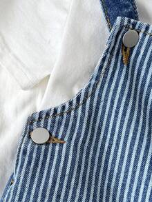 SHEIN Playful Pals Salopette en jean pour bébés garçons, 4 saisons, couleur jean bleu moyen, style universitaire, minimaliste, décontracté et confortable, design contrasté en patchwork, denim coton doux, confortable pour le port quotidien, les sorties et les voyages, nouvelle collection 2026 - Jean bleu - Voir 4