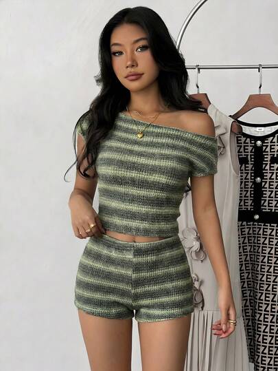 SHEIN 两件套少女条纹针织不对称肩部修身上衣和超低腰紧身短裤，适合假日、派对、圣诞节、情人节、约会、海滩、游轮、狂欢节、复活节等场合。