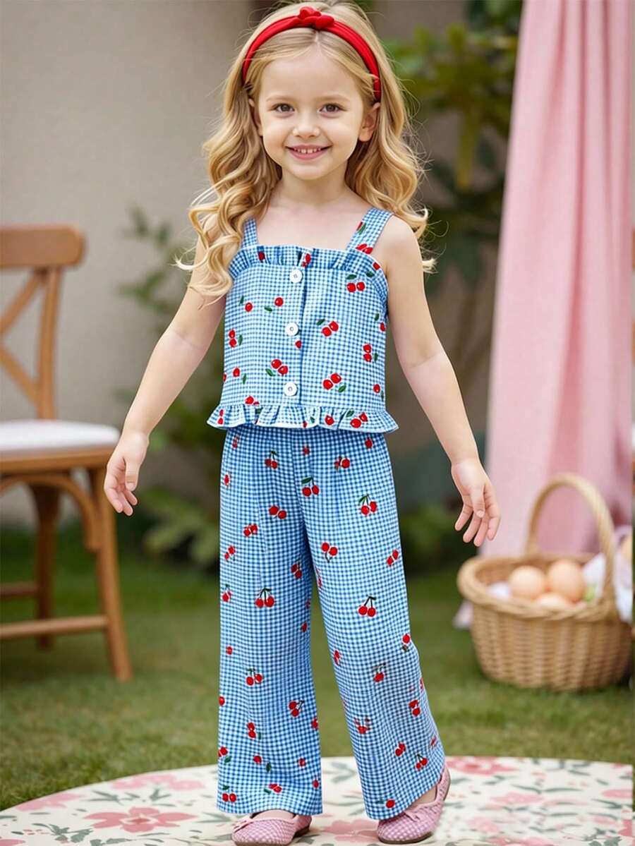 SHEIN Playful Pals 2026春夏新款时尚柔软面料少女休闲度假旅行必备套装,蓝色格子樱桃图案荷叶边吊带背心和裤子两件套,夏季必备 - 藍色 - 查看 1