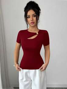 SHEIN Raffinéa Atasan Wanita Seksi Berlubang dengan Dekorasi Logam dan Garis Leher Asimetris, Lengan Pendek Warna Hitam, Musim Semi/Panas - Burgundy - View 3