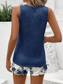 EMERY ROSE Plus Size Blue Textured Sleeveless Top And Rose Print Contrast Color Shorts 2 Pieces Set - Multicolor - View 2