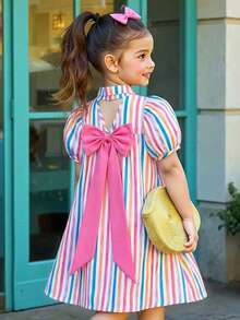 SHEIN Elladie kids 小女孩彩色条纹印花连衣裙，饰有粉色蝴蝶结，休闲度假风，配有彼得潘领和荷叶边袖子，适合日常、通勤、假日等场合，甜美可爱。 - 彩色 - 查看 7
