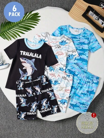 Bộ đồ ngủ 3 món ôm sát cho bé trai gồm áo tay ngắn và quần short, với họa tiết hoạt hình khủng long và cá mập ngộ nghĩnh, được làm từ chất liệu mềm mại, thoải mái, thích hợp cho bé trai mặc ở nhà.