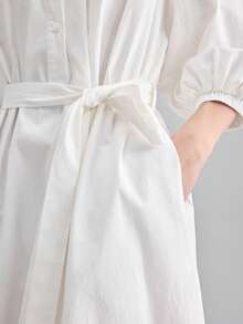 Ontre 女士米色舒适柔软高档面料圆领落肩七分泡泡袖O型廓形褶皱领口前襟纽扣腰带腰部系带连衣裙，适合现代都市商务休闲、办公室通勤、机场休闲、低调复古、高端邮轮度假、中东简约奢华风等多种场合，是四季皆宜的百搭长裙。 - 白色 - 查看 8