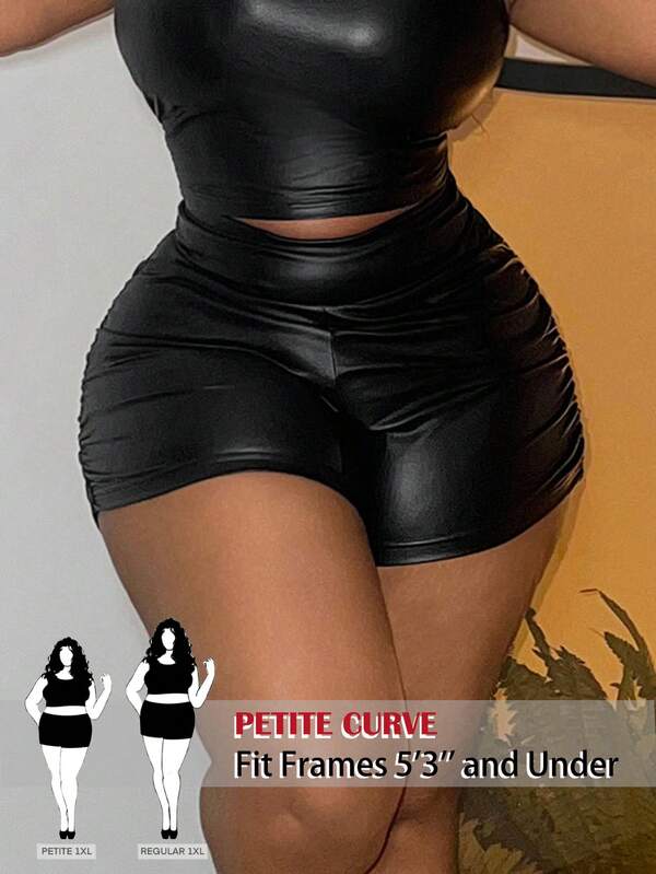 SHEIN PETITE CURVE Quần short giả da dáng ôm, cạp cao, xếp ly bên hông, dành cho người có thân hình đầy đặn, thích hợp dự tiệc.