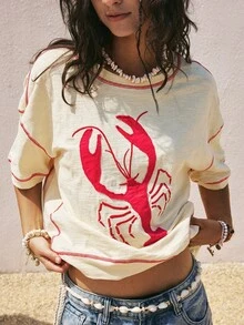 SoleilVie 海滩度假风超大宽松纯棉T恤，饰有刺绣红色龙虾图案、撞色缝线和不对称下摆。这款龙虾图案T恤是女士夏季上衣的理想之选。 - 彩色 - 查看 3