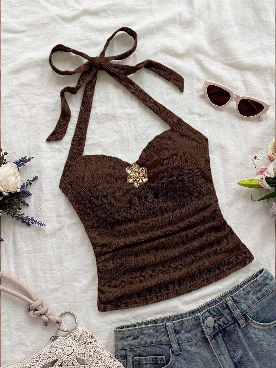 Soleia V领花卉金属扣白色针织纹理修身吊带背心，适合度假、音乐节、波西米亚风、假日、下午茶等场合。 - 咖啡棕 - 查看 1