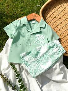 SHEIN Vintaside Kids Conjunto de Camisa de Manga Curta e Shorts com Estampa Engraçada de Animal Selvagem para Meninos Pequenos, Casual para Férias de Primavera/Verão - Verde - Visão 3