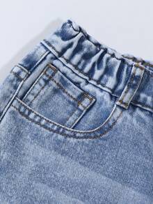 Calça jeans feminina feminina, azul claro, com lavagem delicada e corte reto, bordada com morangos. Versátil para escola, viagens, uso casual e adequada para todas as estações. - Lavagem leve - Ver 5