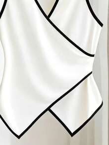 Resyla Áo tank top nữ cổ chữ V dáng bất đối xứng - Đen và trắng - Xem 8