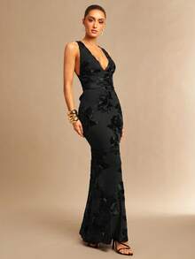 Silquee 深V领露背3D刺绣花卉美人鱼连衣裙，性感优雅，适合约会、外出、夜店派对、聚会、鸡尾酒会和日常穿着。 - 黑色 - 查看 3