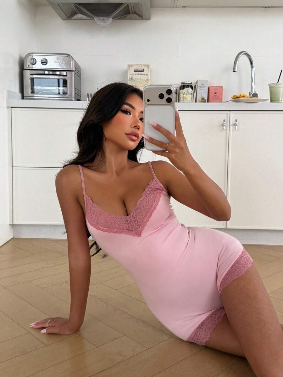 ZzzCrew 粉色深V领蕾丝连体裤，修身吊带性感内衣 - 粉色 - 查看 1