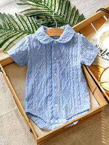 SHEIN Vintaside Kids 男婴白色短袖连体衣，休闲针织提花面料，镂空设计，经典圆领，全纽扣前襟，简约百搭，方便的开裆设计，适合春夏日常室内穿着，舒适居家休闲，也适合洗礼或正式家庭聚会（1-24个月），四季皆宜 - 淺藍色 - 查看 7