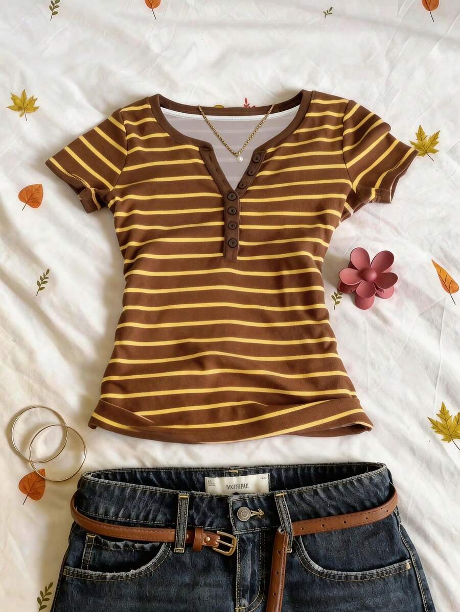 Glimmora 条纹数码印花时尚简约V领短袖T恤，送朋友的礼物 - 彩色 - 查看 1