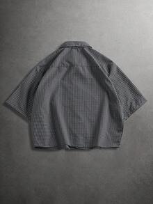 Manfinity Roghcode 男士小格纹舒适面料短袖衬衫，正面时尚字母印花，适合正式或休闲场合，如度假、用餐、办公、居家休闲穿着，百搭风格，自穿或送礼皆宜，流行年轻街头风衬衫，短款男士衬衫，图案纽扣衬衫，男士街头风衬衫，男士短袖衬衫，男士度假衬衫 - 黑與白 - 查看 2
