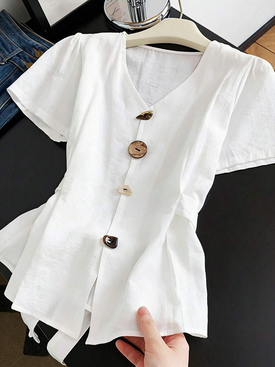 Franclia 女士休闲优雅简约风白色V领装饰纽扣荷叶边短袖上衣，适合休闲度假、浪漫约会、上学日、海滩度假等场合。 - 白色 - 查看 1