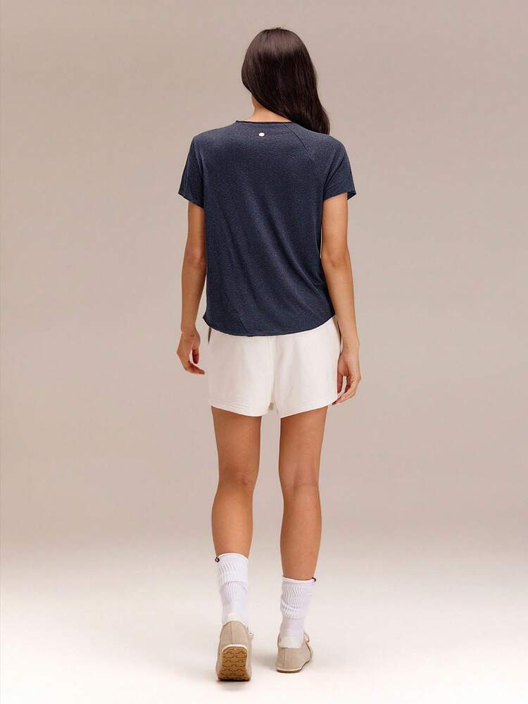 T-shirt col rond en lin TENCEL™ coupe régulière, taille asymétrique, encolure transparente à double bord. Idéal pour les vacances, les voyages, l'été et le port décontracté au quotidien