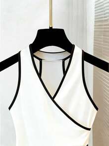 Resyla Áo tank top nữ cổ chữ V dáng bất đối xứng - Đen và trắng - Xem 7