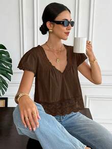 Serisse Áo kiểu nữ tay ngắn dáng rộng, màu trơn, phối ren tương phản. - Cà phê nâu - Xem 2