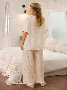 CottageSlumber Romantischer Landhaus-Kirschblüten-Muster, Kontrast-Rüschen-Kragen Kurzarm Pyjama Set in Große Größen - Weiss - Übersicht 2
