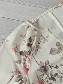 SHEIN Franclia Áo kiểu nữ cổ chữ V in hoa hồng, tay ngắn, xếp ly, thích hợp cho mùa hè. - Màu be - Xem 3