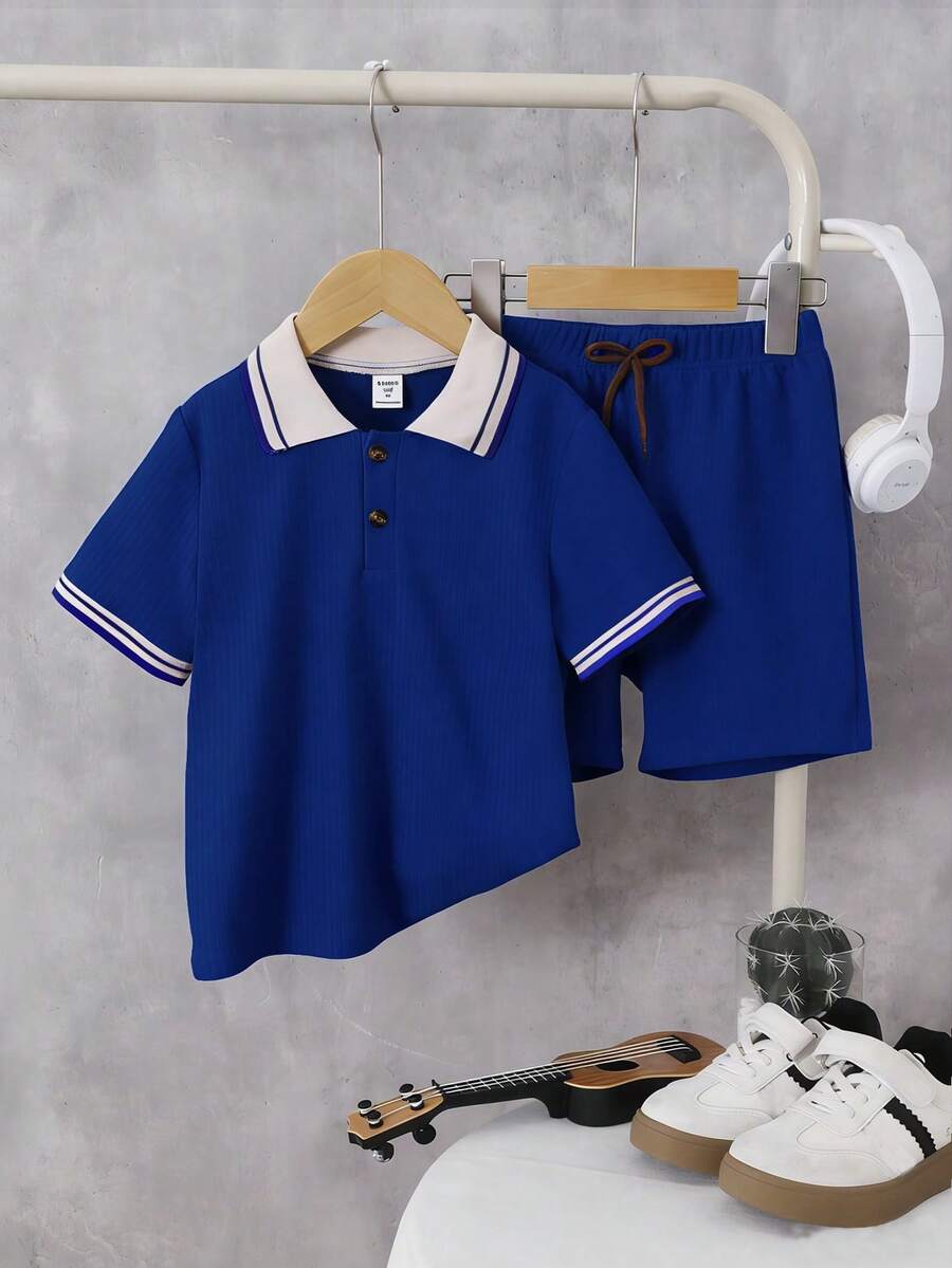SHEIN Streecool Kids 男童纹理面料Polo衫和裤子两件套。撞色领口设计增添层次感,做工精良,简约时尚新设计,展现男孩个性,适合日常休闲和上学穿着,适合4-7岁儿童夏季度假、旅行、休闲、日光浴等场合。 - 藏蓝色 - 查看 1