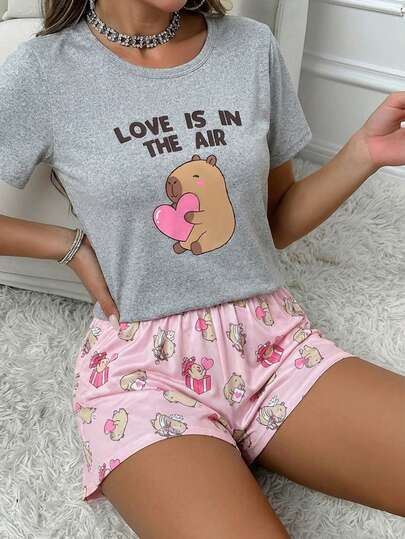 Conjunto de pijama de pantalón corto y manga corta con estampado de corazón y capibara lindo para niñas