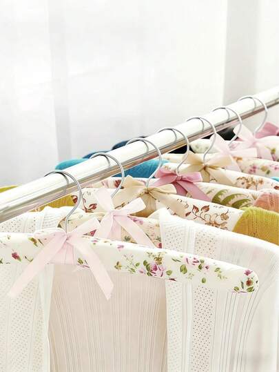 Muroi Mono Móc treo áo sơ mi, váy, áo khoác, quần áo bằng mút xốp, giá treo quần áo bằng mút xốp, móc treo quần áo chống trượt lõi gỗ mộc mạc, móc treo vải hoa nhỏ, móc treo quần áo mềm mại không đường may, giá đỡ quần áo, bề mặt siêu mịn, móc treo kiểu lồng ấp, chất liệu lõi gỗ bọc mút xốp, gỗ chắc chắn với móc nối cong, móc treo quần chống trượt, sản phẩm trang trí nhà cửa và cửa hàng quần áo trang nhã, thích hợp cho móc treo nhẹ trong cửa hàng quần áo, phòng tắm và ban công, vật dụng trang trí nhà cửa thiết yếu.