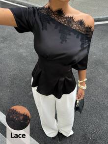 Siren Gaze Elegante blusa de satén negro con adorno de encaje en los hombros descubiertos. Esta camisa de manga corta con dobladillo fruncido tiene una silueta ajustada para realzar la figura, lo que la hace elegante y versátil tanto para el trabajo como para ocasiones casuales. Blusa elegante para mujer, ropa casual de negocios para mujer en invierno, camisa negra, parte superior casual de negocios para mujer, blusa con volantes en el bajo, verano - Negro - Ver 5