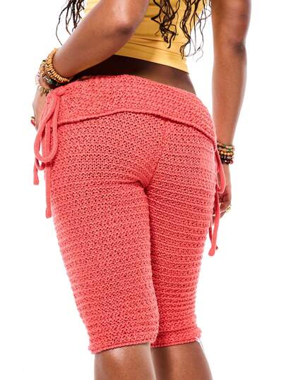SUMWON WOMEN Pantalones bermudas de verano de punto a ganchillo de color rosa coral con detalle de aplicación de flor amarilla y cordón