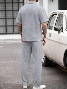 Manfinity CasualCool 男士纯色短袖 Polo 衫和休闲裤套装 - 灰色 - 查看 2