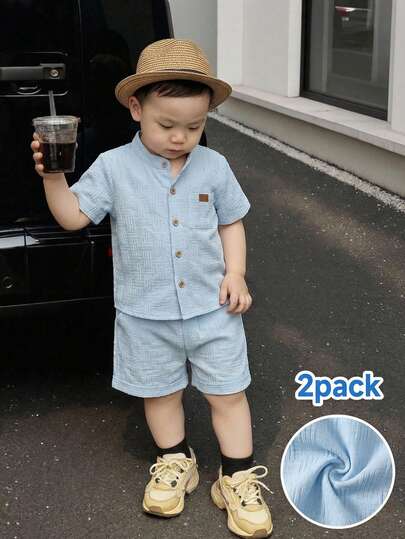 SHEIN Bộ quần áo thường ngày cho bé trai gồm áo sơ mi ngắn tay và quần short họa tiết hoạt hình.