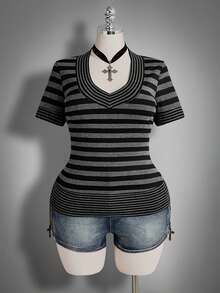 SHEIN ICON 大码女式 Y2K 黑灰条纹 V 领 T 恤 - 黑色 - 查看 3