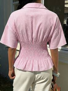 SHEIN EZwear 女士修身腰部休闲度假衬衫，粉色条纹，夏季田园风女装，纯棉纽扣上衣，棉质衬衫，田园风上衣，粉色褶皱腰部上衣，女士休闲衬衫，条纹棉衬衫，女士纯棉衬衫，女士纯棉上衣 - 粉色 - 查看 2