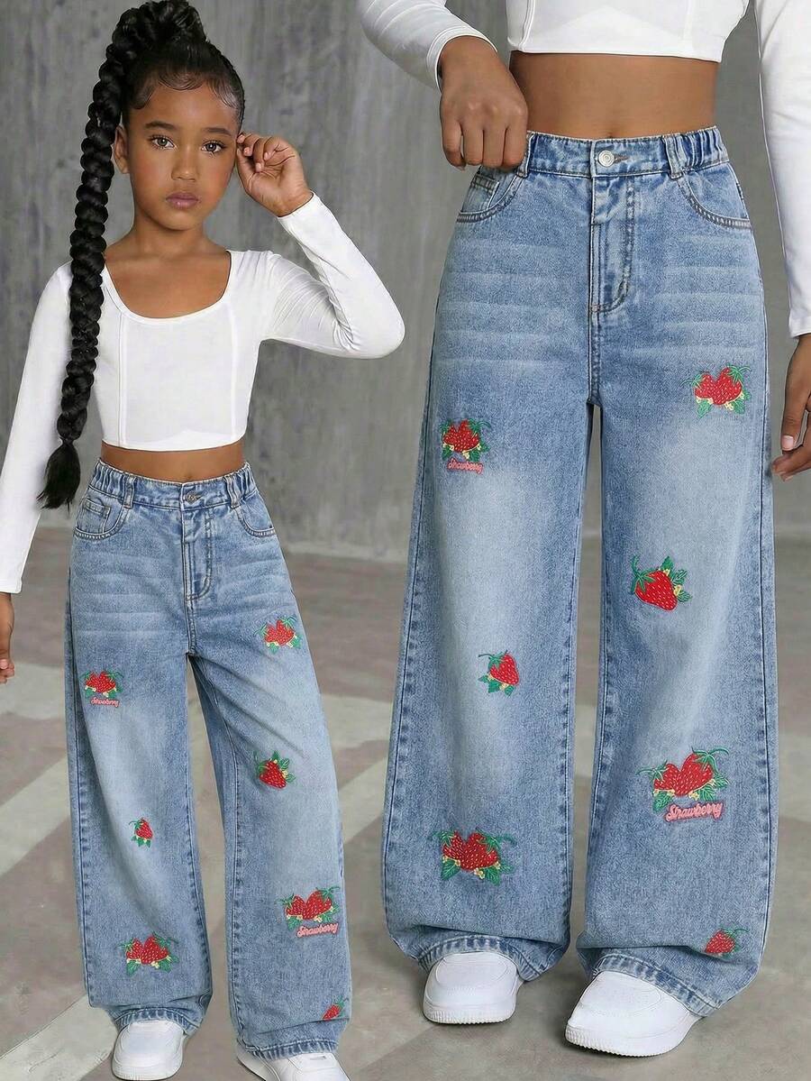 Calça jeans feminina feminina, azul claro, com lavagem delicada e corte reto, bordada com morangos. Versátil para escola, viagens, uso casual e adequada para todas as estações. - Lavagem leve - Ver 1