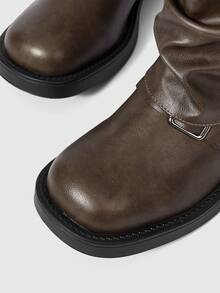 ROMWE Fairycore Botas de Salto Alto para Mulheres, Nova Cor Caramelo com Fivela, Salto Grosso e Plataforma Retrô, Bainha Dobrada Estilo Ocidental, Botas de Motoqueiro Vintage em Marrom, Ajuste Slim para Outono/Inverno - Caqui - Visão 4