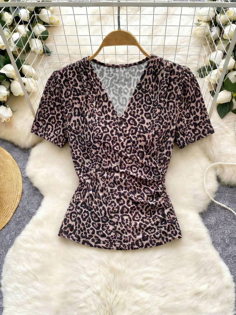 Trelyra 2026新款女士时尚豹纹印花仿裹身T恤 - V领短袖，饰有褶皱细节，百搭休闲办公简约度假风 - 粉色 - 查看 1
