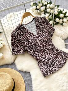 Trelyra 2026新款女士时尚豹纹印花仿裹身T恤 - V领短袖，饰有褶皱细节，百搭休闲办公简约度假风 - 粉色 - 查看 3