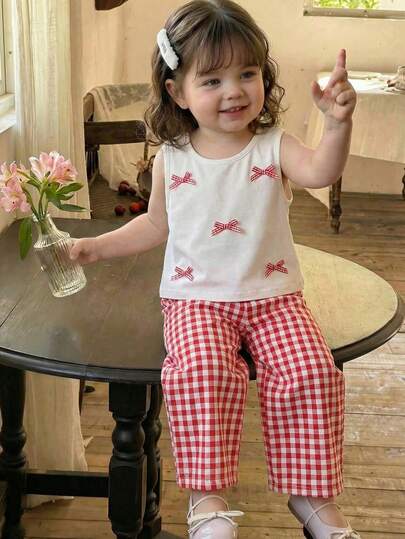 SHEIN Bộ 2 món cho bé sơ sinh và trẻ nhỏ 0-3 tuổi, áo không tay và quần short dễ thương trang trí nơ 3D, thích hợp mặc hàng ngày, đi nghỉ mát, mùa xuân/hè.