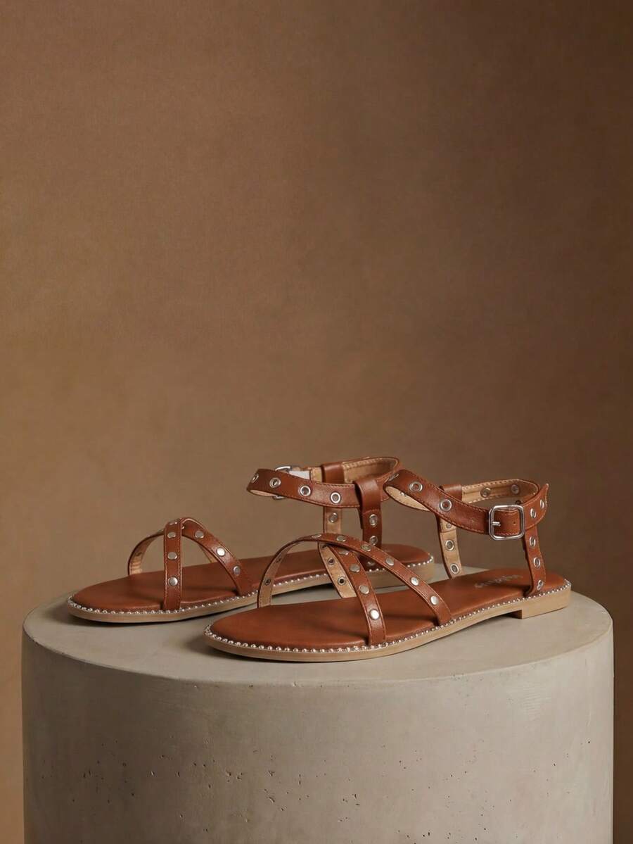 Styleloop Sandalias planas para mujer, sandalias romanas con remaches, sandalias bohemias con tiras cruzadas, zapatos de verano para exteriores, playa, casual, vacaciones, esencial de viaje - Marrón - Ver 1